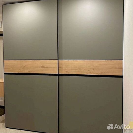 Зеркальный шкаф