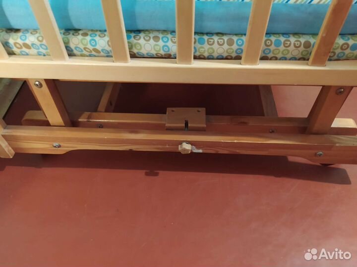 Детская кроватка с маятником