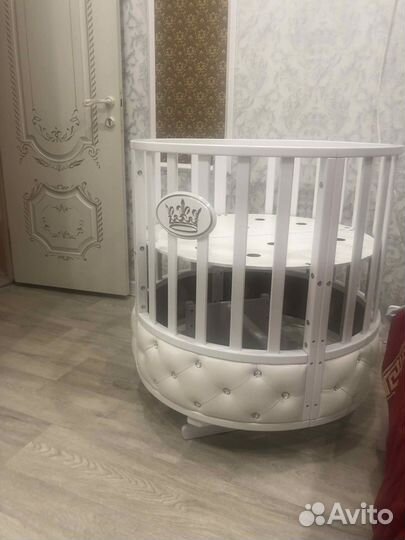 Круглая кроватка с экокожей и короной маятник