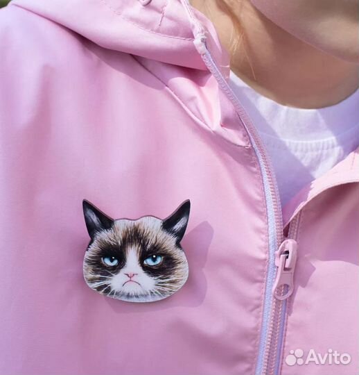 Брошка с мемным котом