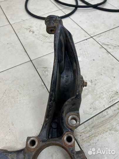 Кулак передний правый LR Discovery 3/4 RRS L319 L