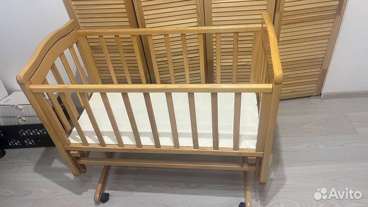 Детская кроватка с маятником