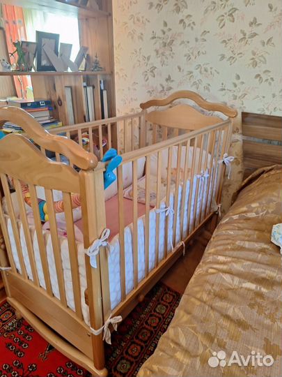 Детская кроватка с маятником и ящиком