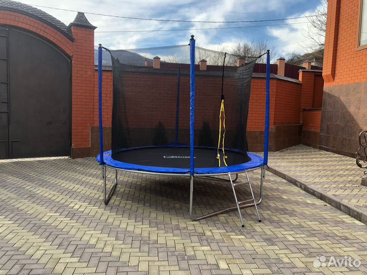 Батут с защитной сеткой