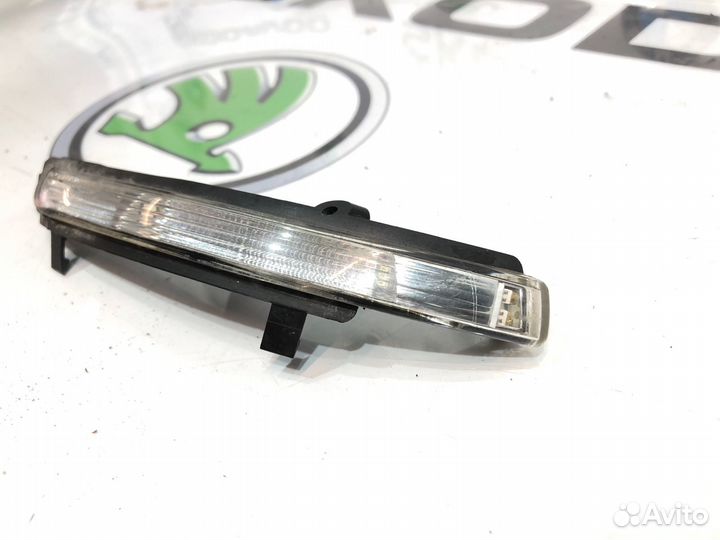 Поворотник зеркала заднего вида правый Skoda