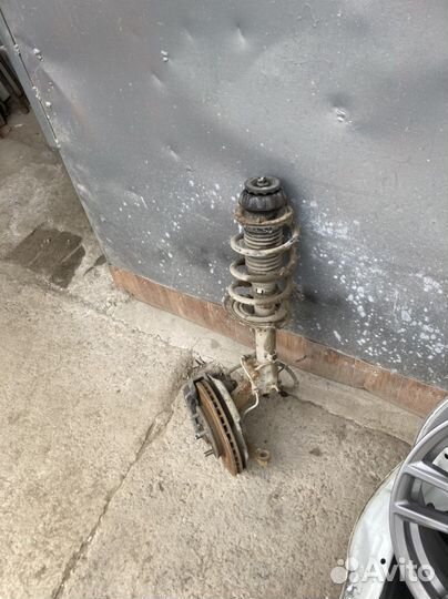 Стойка амортизатора левая Hyundai Solaris Kia Rio