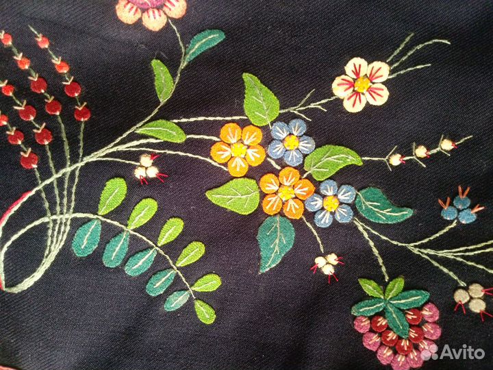 Старинный жилет с аппликацией