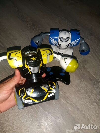 Робот на пульте