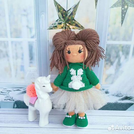 Вязаная кукла ручной работы