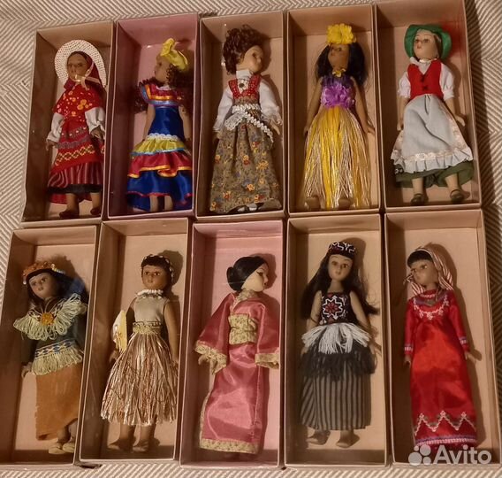 Коллекция фарфоровых кукол народов мира