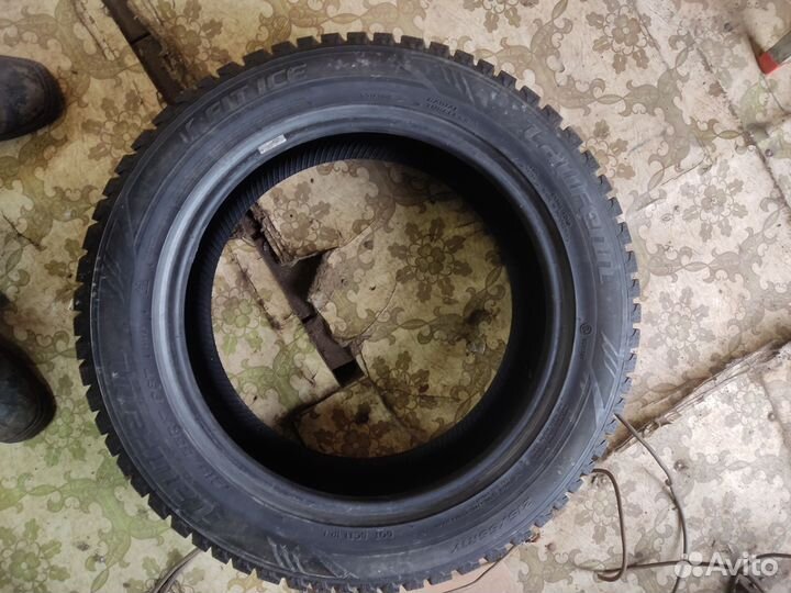 Продам одно зимнее колесо laufenn 215/55 R 17