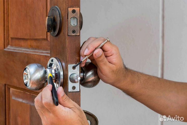 Установка дверных замков и ручек
