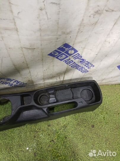 Консоль между сидений Kia Rio 3 седан 1.4 G4FA