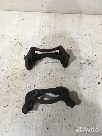 Скоба суппорта переднего Фольксваген пассат Б3