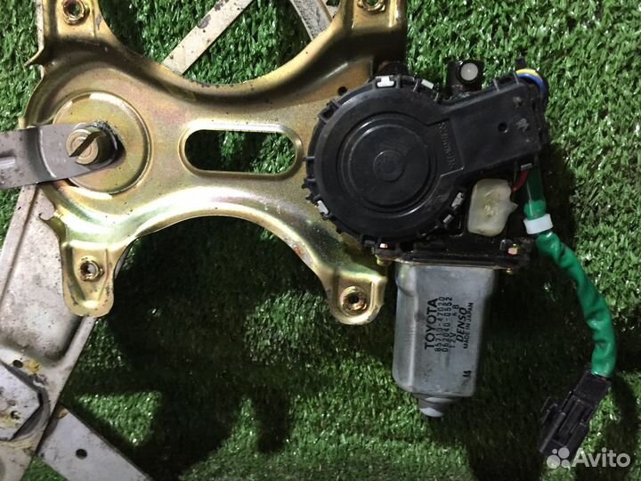 Стеклоподъемник передний правый Toyota Prius XW10