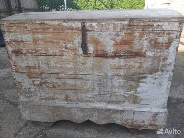 Старинный деревянный сундук