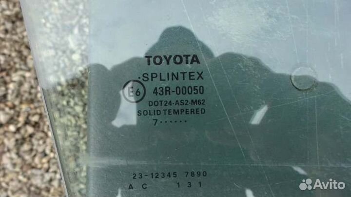 Стекло боковое переднее правое Toyota Avensis