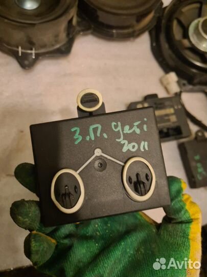 Блок управления дверьми задний правый Skoda Yeti