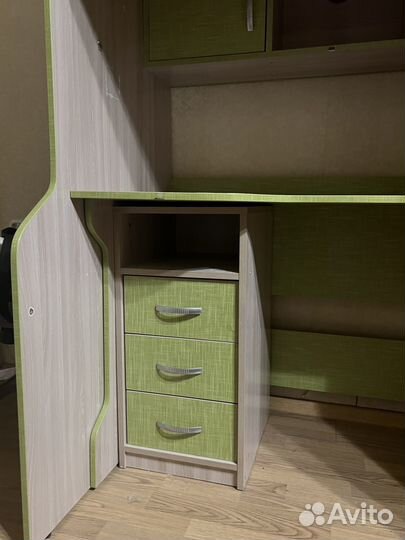 Детская кровать чердак со столом и шкафом