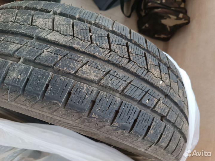 Roadmarch Snowrover 868 235/55 R19