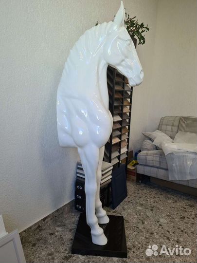 Скульптура коня