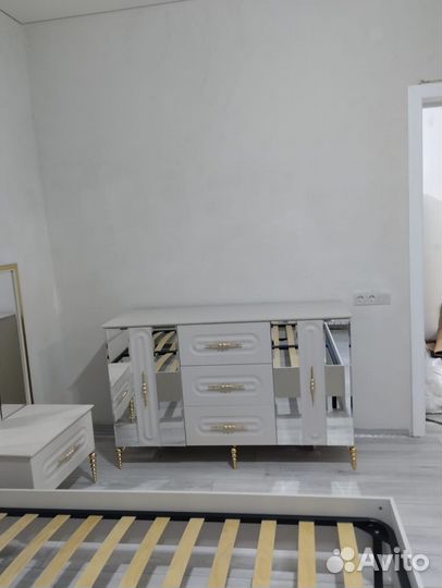 Спальный гарнитур белый