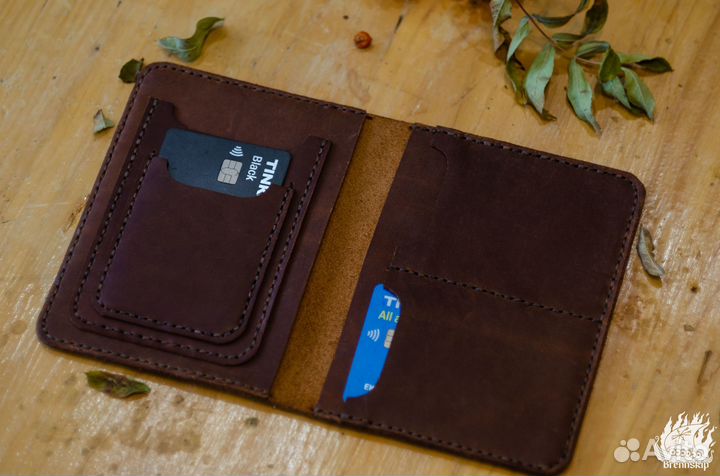 Кожаная обложка на паспорт ручной работы