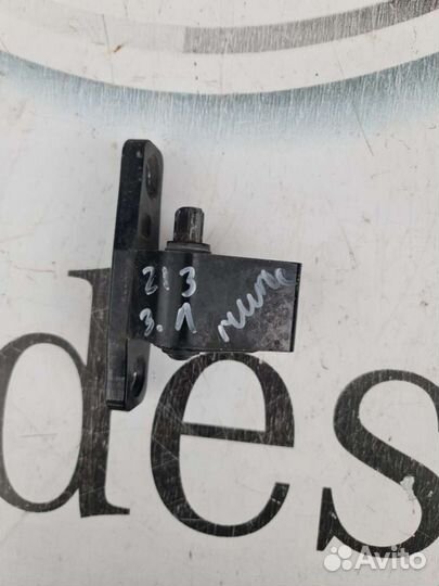 Петля двери Mercedes W213