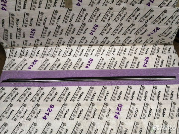 Накладка стекла передняя левая Volkswagen Passat