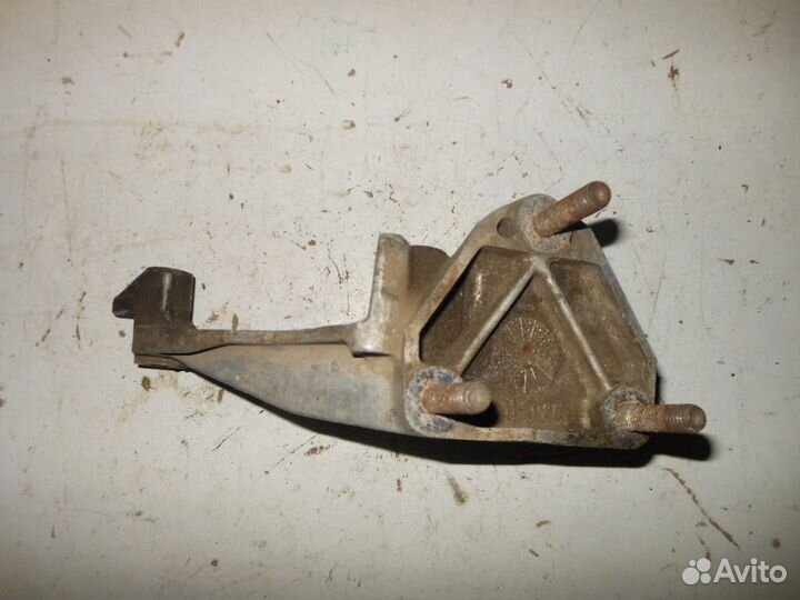 Кронштейн двигателя передний Peugeot 405 1987-1992
