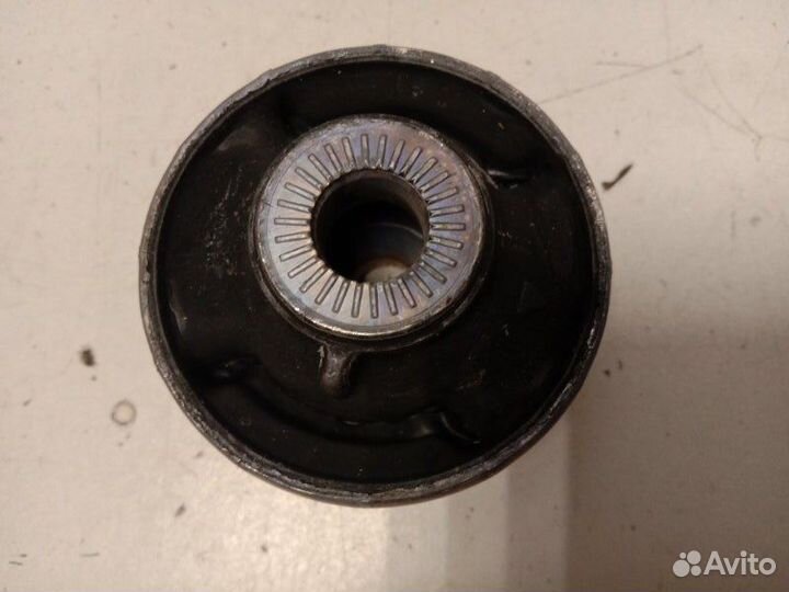 Сайлентблок переднего рачага зад Volkswagen Golf