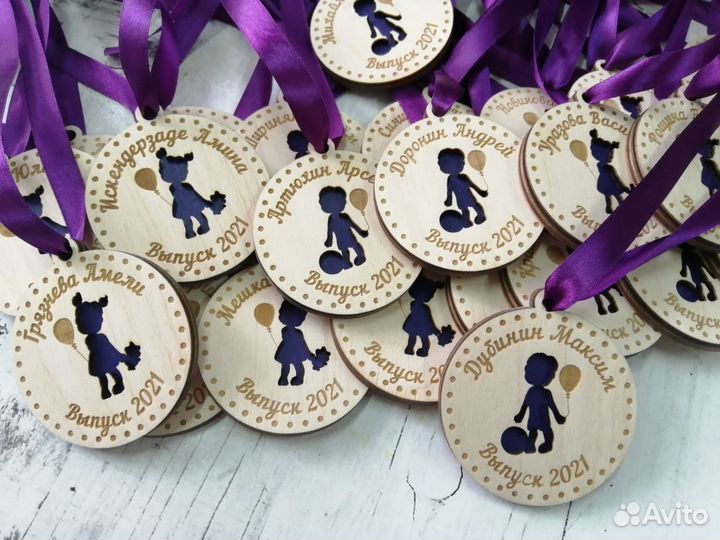 Медали выпускникам Линейки Подарки воспитателю