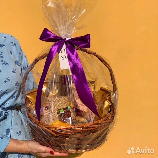 Корзинка с чаем и сладостями