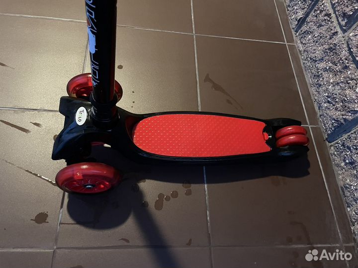 Самокат trolo б/у с святящими колесами