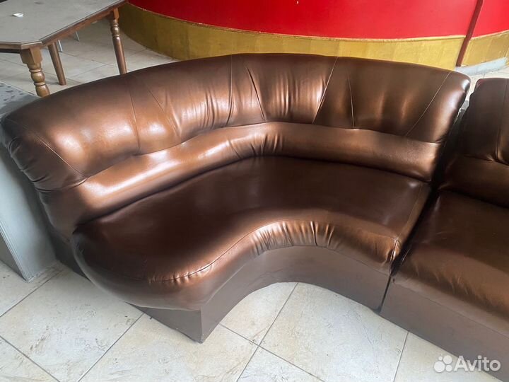 Кожаный диван