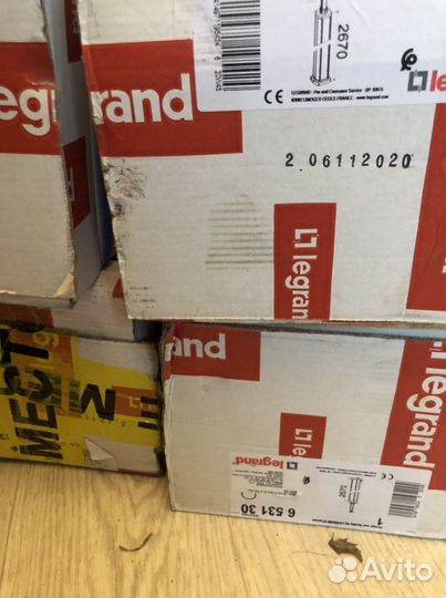Универсальна колонна алюминиевая Legrand