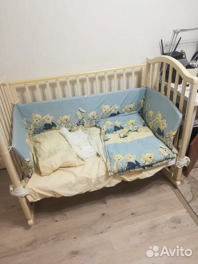 Детская кроватка с маятником и ящиком