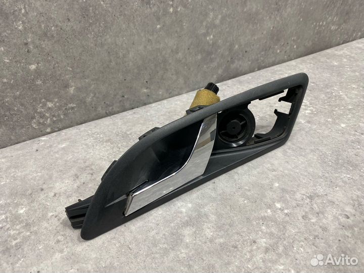 Ручка внутренняя двери передней левой Skoda