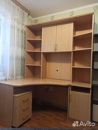 Угловой письменный стол с полками