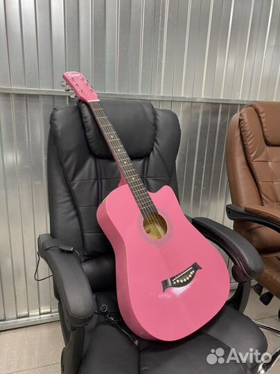 Акустическая гитара розовая