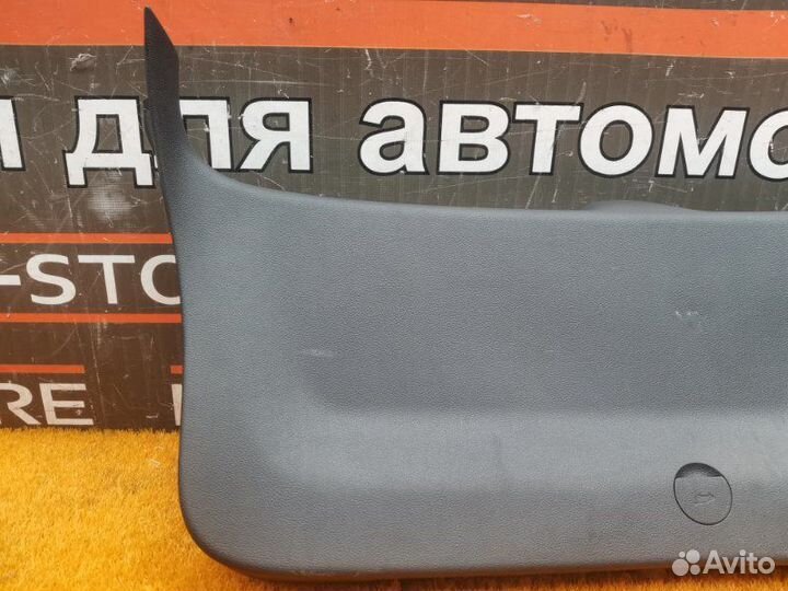 Обшивка двери багажника Volkswagen Golf 1K BLG