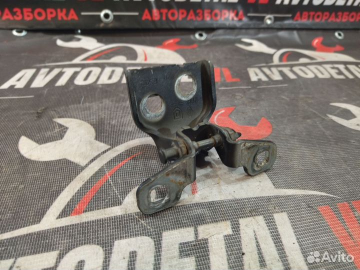 Петля задней правой двери верхняя Renault Sandero