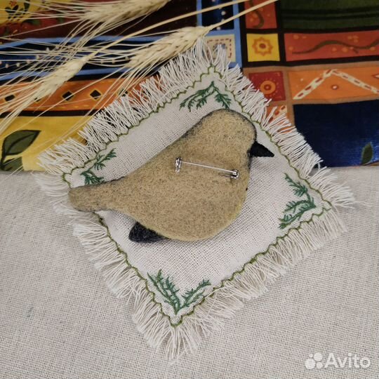 Брошь птичка из шерсти