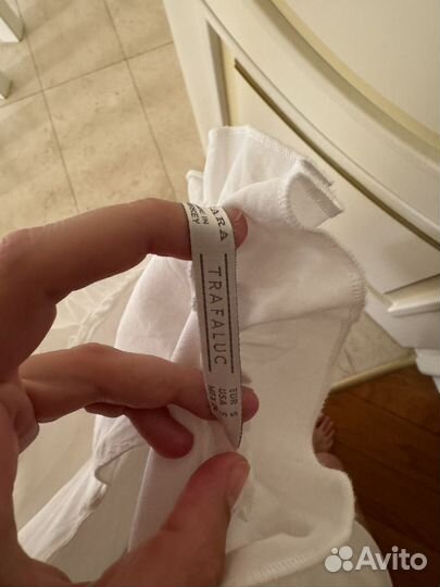 Платье Zara с рюшами и открытой спиной