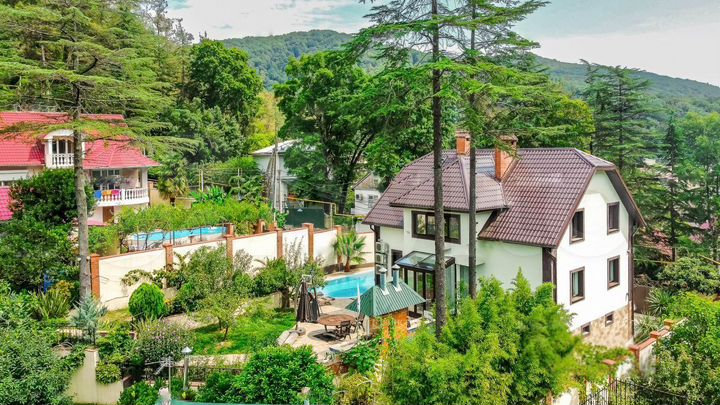 Дом 250 м² на участке 9 сот.