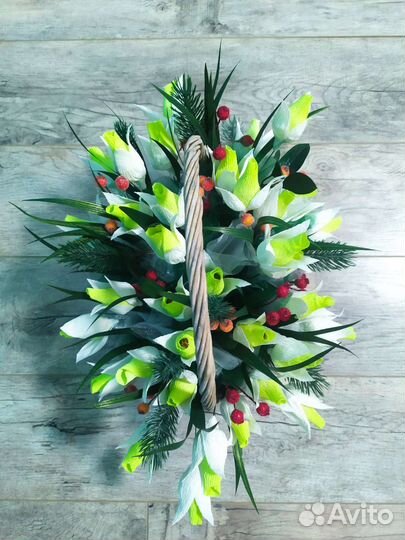 Корзина с подснежниками