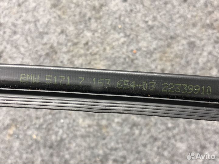 Уплотнительная резинка лобового стекла бмв