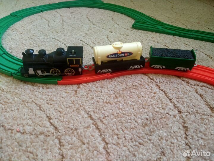 Железная дорога и паровозик с прицепом