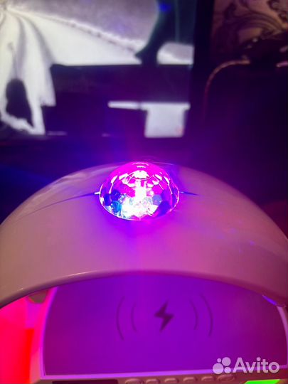 Умная блютуз колонка с беспроводной зарядкой