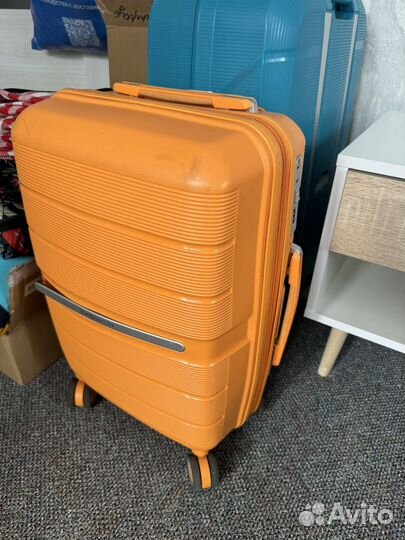 Чемодан женских вещей 54 и 2 куртки